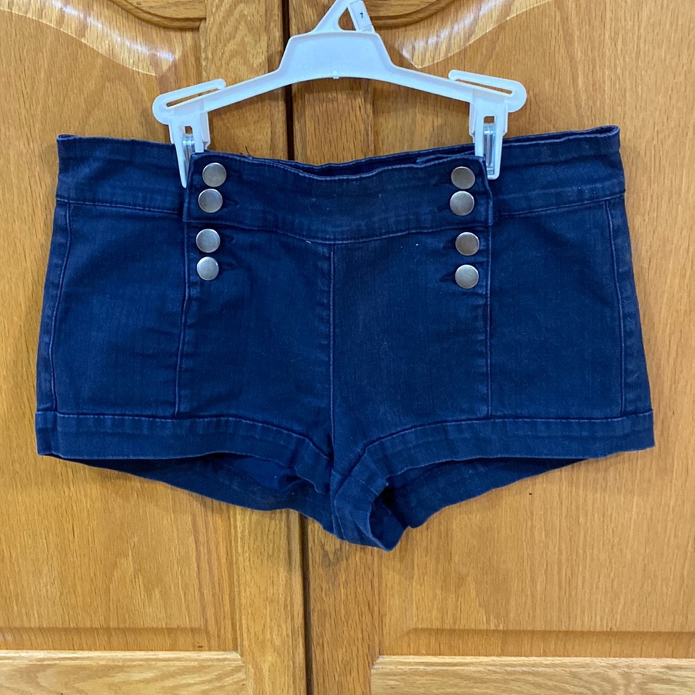 Forever 21 brand denim shorts. Size 28.
